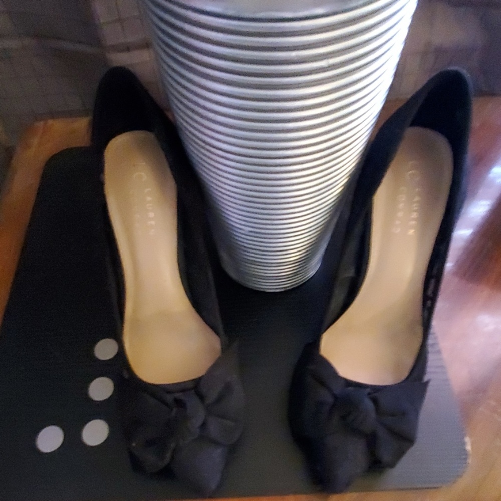 NWOT LC black lace bow pumps